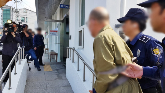 지인들로부터 거액을 빌린 뒤 해외로 달아난 혐의(사기)로 구속 기소된 래퍼 마이크로닷(본명 신재호)의 아버지 신모(61)씨가 8일 충청북도 청주지방법원 제천지원 법정에 들어서고 있다. (사진=연합뉴스)